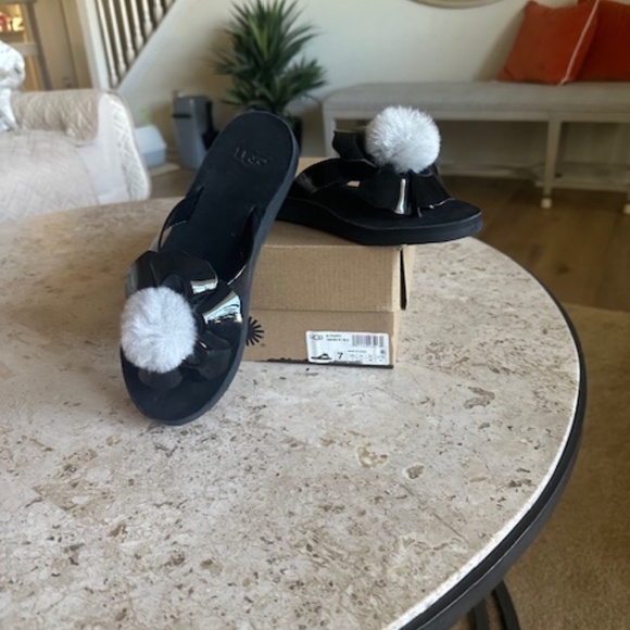 UGG BLACK size 7 Poppy NWOT  never worn - Picture 2 of 7